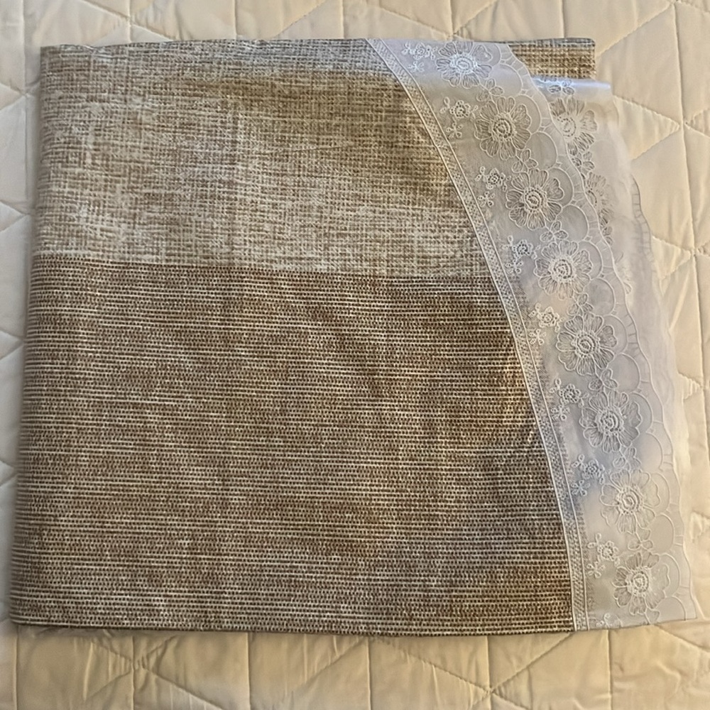 4/$12~Round Vinyl Tablecloth NWOT - Picture 7 of 11